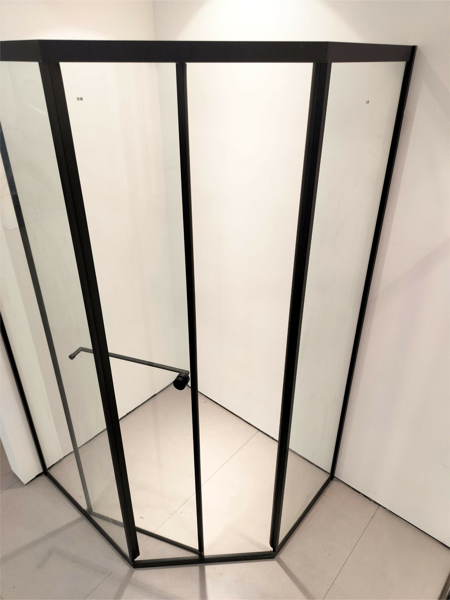 Rotating door shower room corner