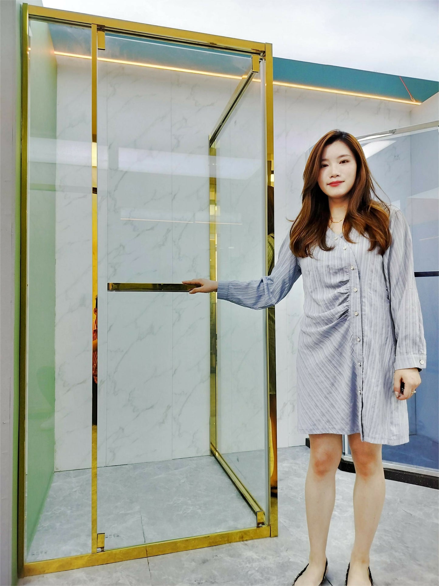 Rotating door shower room corner